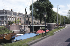858084 Gezicht op de Van Asch van Wijckbrug over de Stadsbuitengracht te Utrecht, vanaf de Van Asch van Wijckskade, met ...